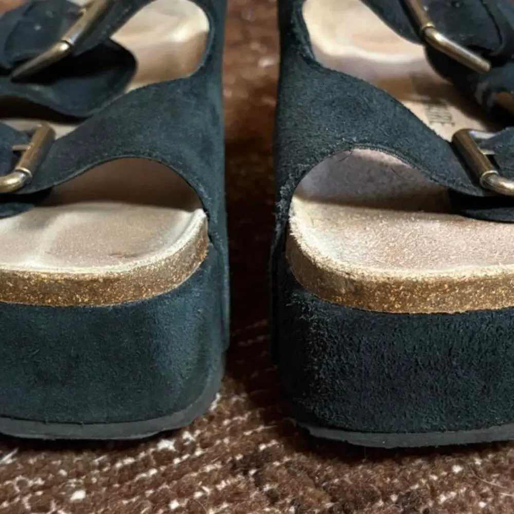 Black suede leather guru platform slide sandals 9.5 WIDE cushionaire